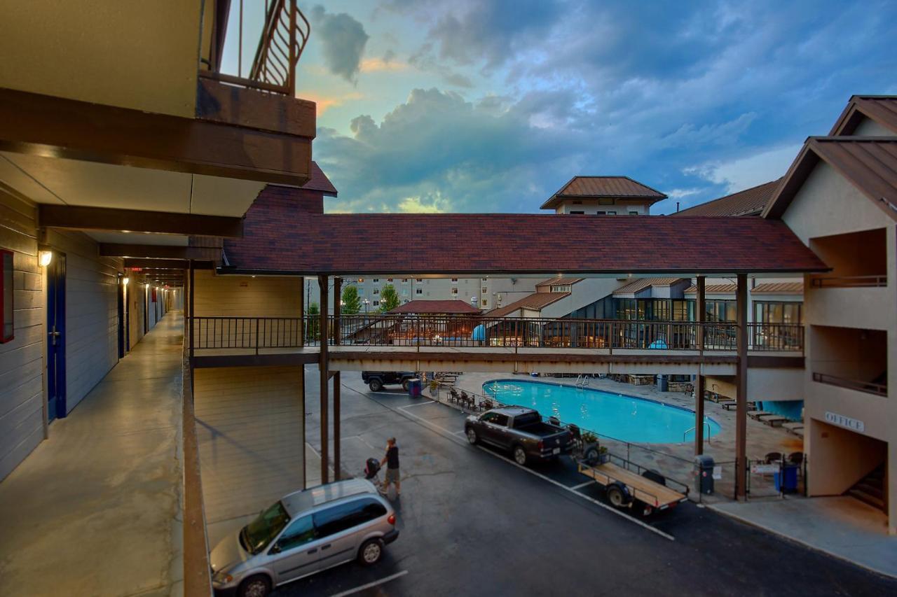 Sidney James Mountain Lodge Гетлинбург Екстериор снимка